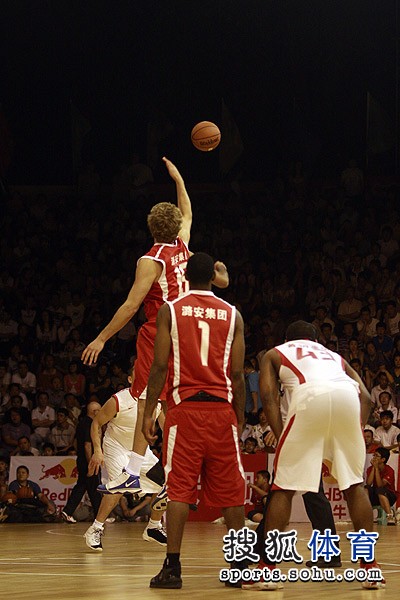 欧洲男篮冠军联赛开幕，各队争夺胜利