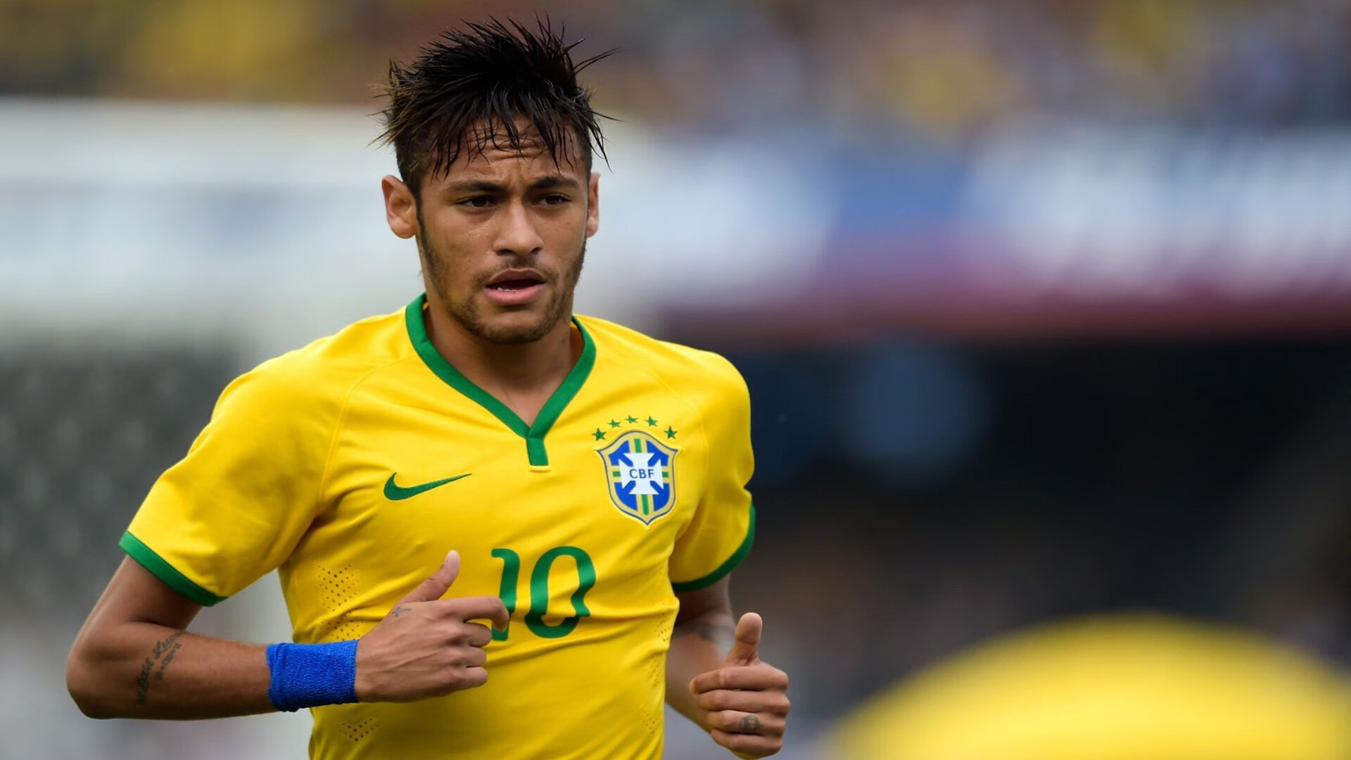 绿茵场与羽毛球场,绝杀时刻的永恒魅力